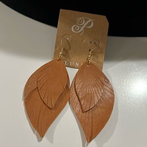 Wonder design double feather drop earrings, hook style